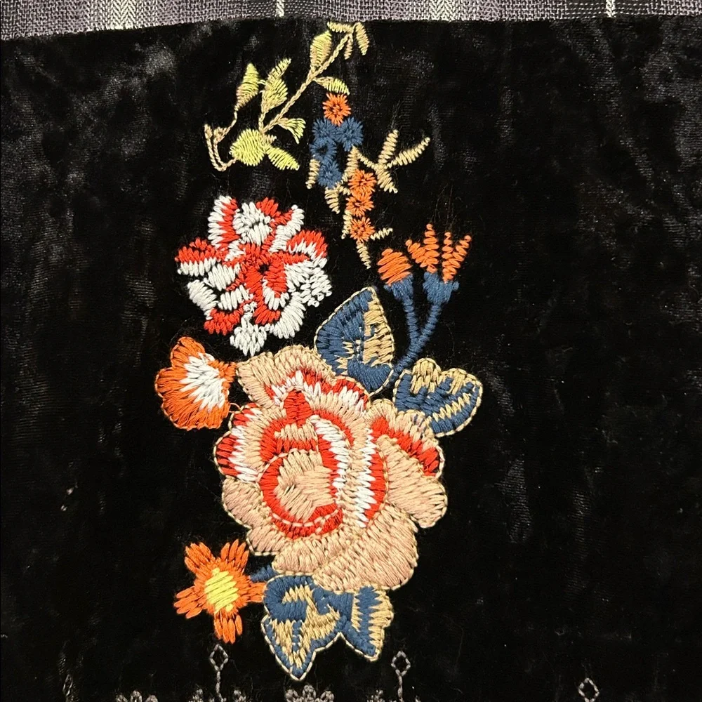 Andree by Unit Plaid Velvet Floral Embroidered 3/4 Sleeve Button Down Top - Picture 4 of 10